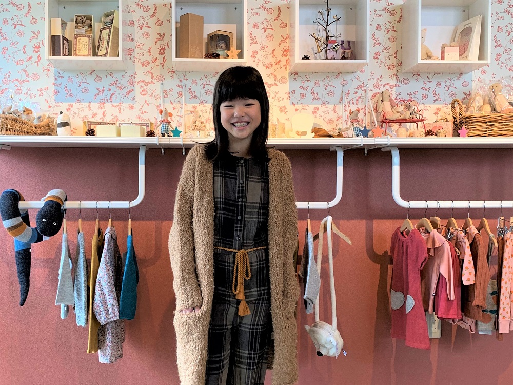 The new societyカーディガンとオールインワン